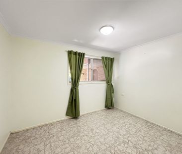 Spacious Family Home in Leafy Cul-De-Sac, with Pool! - Photo 4