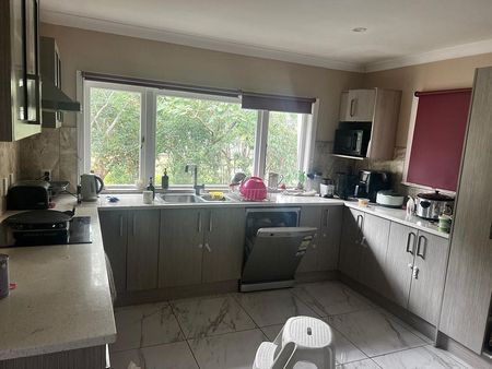 Secure & Spacious 3-Bedroom Home + Sleepout - Photo 4