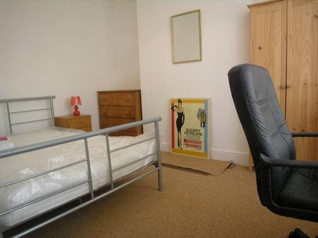 Bedroom Detached House In Winton, BH9 - Photo 5