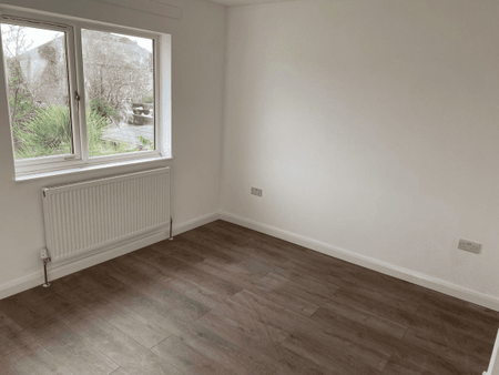 Home Gardens, Dagenham, RM10 - Photo 4