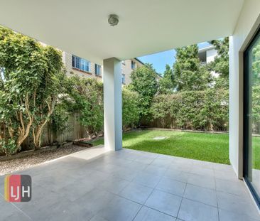 GROUND FLOOR, FULLY AIR CONDITIONED 2 BEDROOM UNIT WITH COURTYARD! - Photo 1