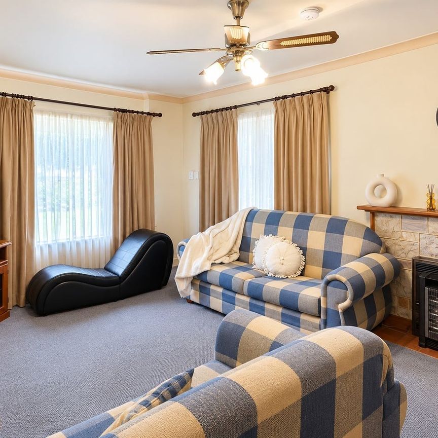 Spacious Furnished Family Home in the Heart of Victor Harbor - Photo 1