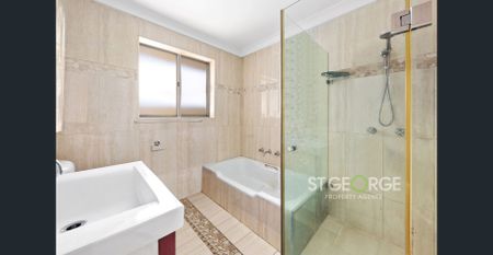 Spacious Apartment Overlooking the Park - Photo 4