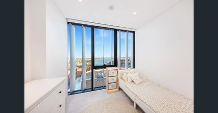 Convenient Harbourside Living in Milsons Point - Photo 2