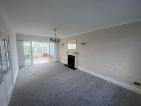 4 bedroom detached house to rent - Photo 3