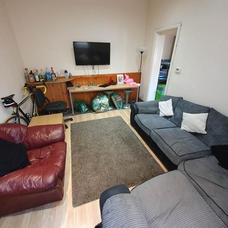 6 bedroom semi-detached house to rent - Photo 1