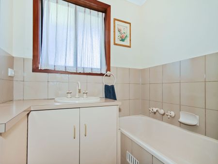 Well Presented Two Bedroom Unit&comma; Great Location&excl; - Photo 4