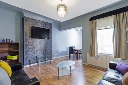 10 GROVE GARDENS Leeds - LS6 4EG - Photo 2