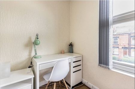 2 Bed Terraced House, Leeds, LS8 - Photo 2