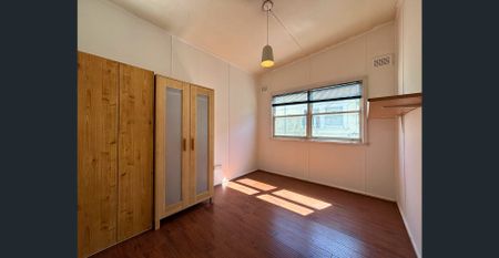 Charming 3-Bedrooms 1 Bathroom Home - Photo 5