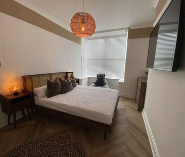 Stylish Bedroom Apartment, LN1 - Photo 5