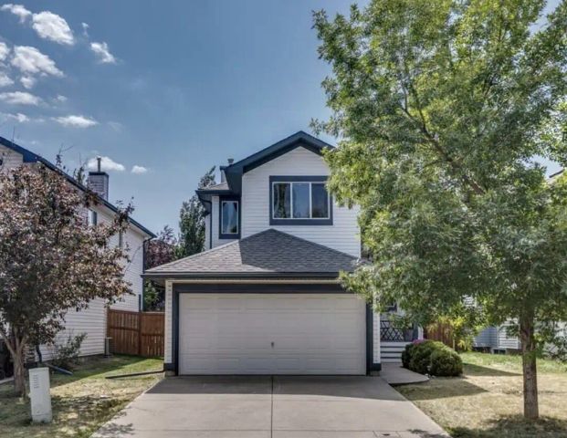 Spacious 5-Bed + Den Family Home | Pet Friendly | Large Fully Fenced Yard — 5 Bedrooms+ Den House - Photo 1