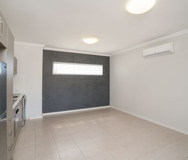 Modern Two Bedroom Apartment - Photo 2