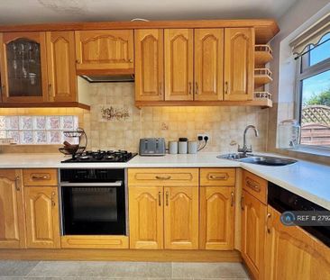 3 bedroom semi-detached house to rent - Photo 6