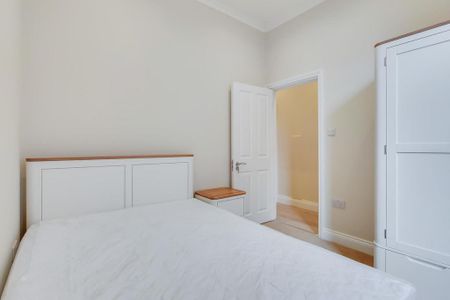 3 bedroom flat to rent - Photo 4