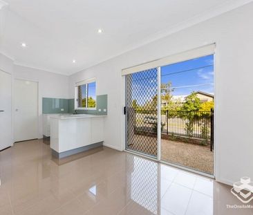 MODERN STYLISH 3 BED TOWNHOUSE IN GREAT LOCATION - Photo 3