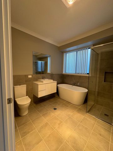 Coastal 4 Bedroom - 3.5 Bathroom - Stunning New Build - Ducted Air Con - Photo 3