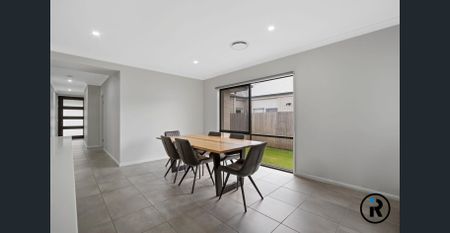 Contemporary Family Living in a Prime Park Ridge Location 🏡 - Photo 4