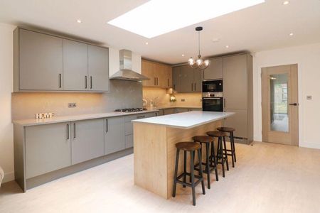 4 bedroom semi-detached house to rent - Photo 5