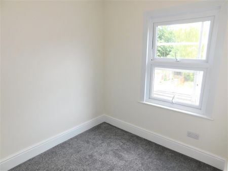 2 bedroom mid terrace to let - Photo 4