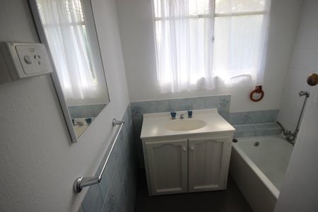 Well-Located Chadstone Home for Rent - Photo 3