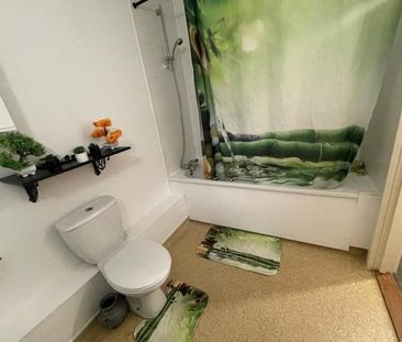 1 bedroom in a flat share to rent - Photo 1
