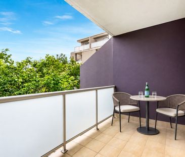 Freshly updated apartment with north-facing living & leafy outlook - Photo 5
