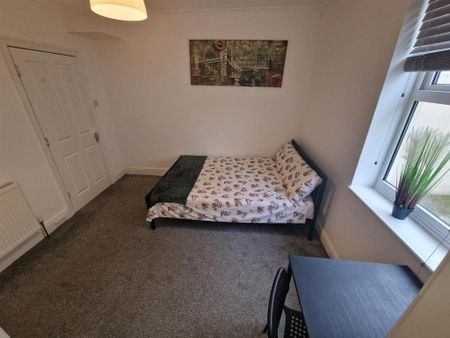 6 bedroom house to rent - Photo 3