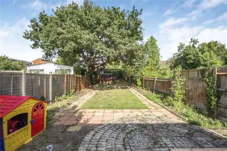 A spacious, redecorated four double bedroom family house. - Photo 2