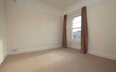 A lovely one double bedroom, unfurnished top floor flat in the heart of Clifton within walking distance of the Village, Whiteladies Road and Durdham Downs. - Photo 2