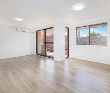 “Superbly located, Spacious & Bright Apartment” - Photo 6