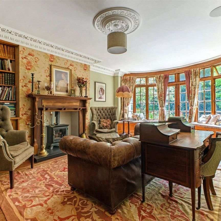 A substantial five-bedroom Victorian detached home in the sought-after village of Bunbury, complete with a separate Coach House - Photo 1