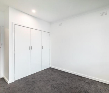 2 / 4 Orrong Rd, Elsternwick - Photo 1