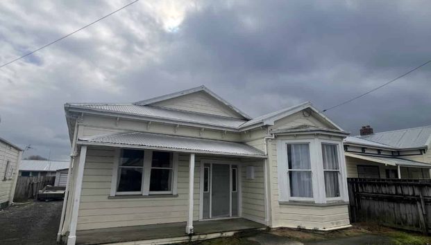 Student Rental - Five Bedrooms - Centrally Located - Photo 1