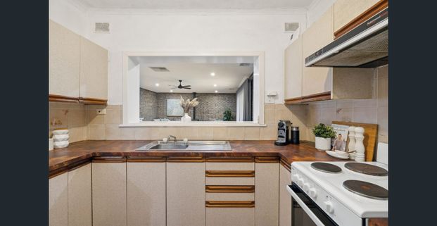 3 Bedroom Home with a pool in Paradise! - Photo 1