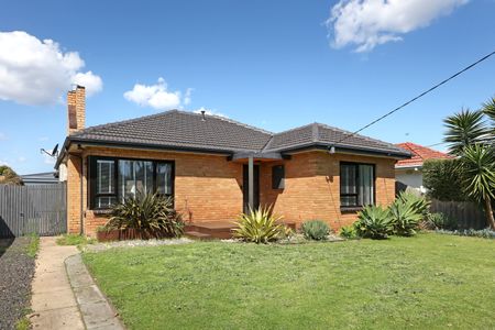 32 Almurta Rd, Bentleigh East VIC 3165 - House For Rent | Domain - Photo 4
