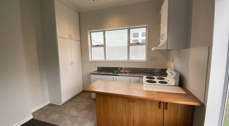 3 bedroom, Newtown - Photo 4