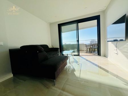Espectacular apartamento con 2 dormitorios frente a la playa de Poniente en Benidorm - Photo 3