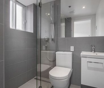 25 Avenue des Pins O, Montréal, QC - Photo 1