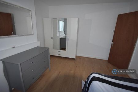 4 bedroom semi-detached house to rent - Photo 5