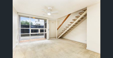 Beachside Living with Sea Views – Just Steps from the Sand! - Photo 2