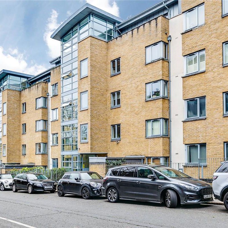 2 bedroom flat in Primrose Hill - Photo 1