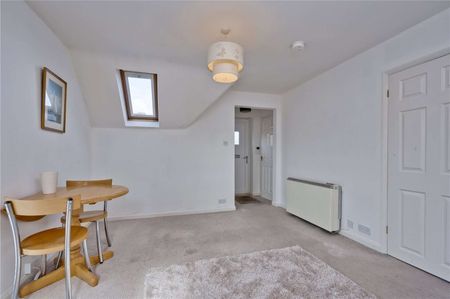 A spacious one bedroom apartment in the centre of town. - Photo 3