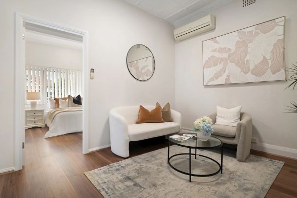 Charming Renovated Home in a Prime Carlton Location - Photo 1