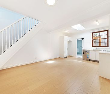 Charming, Renovated 1-Bedroom House in the Heart of Paddington - Photo 3