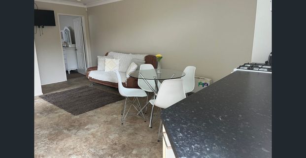 Bedroom Cottage – Private & Convenient! - Photo 1