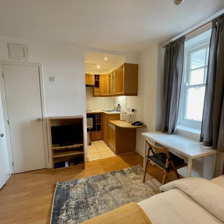 Flat 428 Fulham Palace Road, Fulham W6 9HH - Photo 1