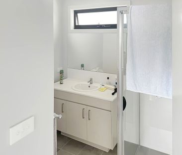 SPACIOUS THREE-BEDROOM HOME WITH ENSUITE, DOUBLE GARAGE & ENCLOSED ... - Photo 5