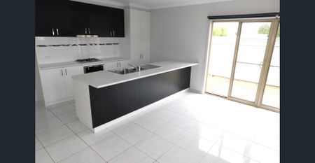 SPACIOUS THREE BEDROOM HOME CLOSE TO ALL AMENITIES - Photo 4