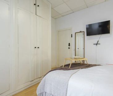 Room in a shared 8-bedroom apartment for rent in Ríos Rosas, perfect for professionals and students - Photo 5